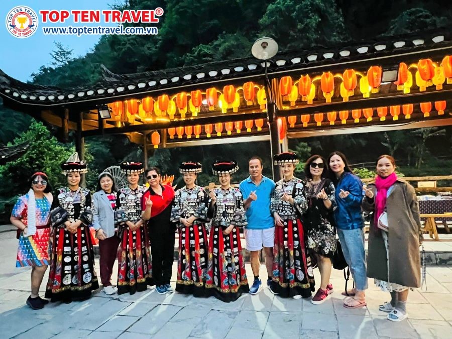 Đoàn khách Top ten Travel chụp với người dân bản địa