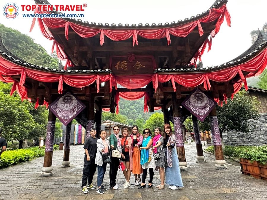 Đoàn khách Top Ten Travel checkin tại Trung Quốc