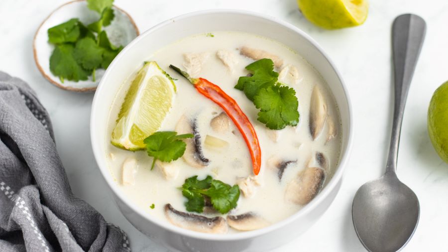 Tom Kha Gai là một món súp nóng chua cay với nước dừa