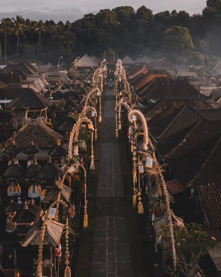 Galungan là lễ hội lớn nhất và quan trọng nhất tại Đảo Bali, diễn ra hàng năm và kéo dài trong 10 ngày