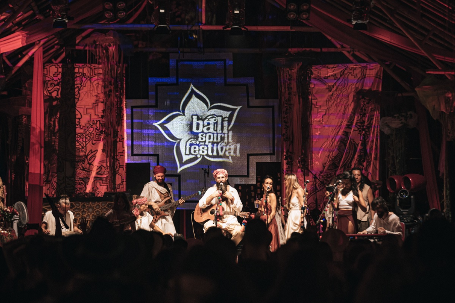 Lễ hội Bali Spirit là một sự kiện văn hóa đặc biệt thu hút đông đảo những người yêu thích yoga và thiền định trên khắp thế giới