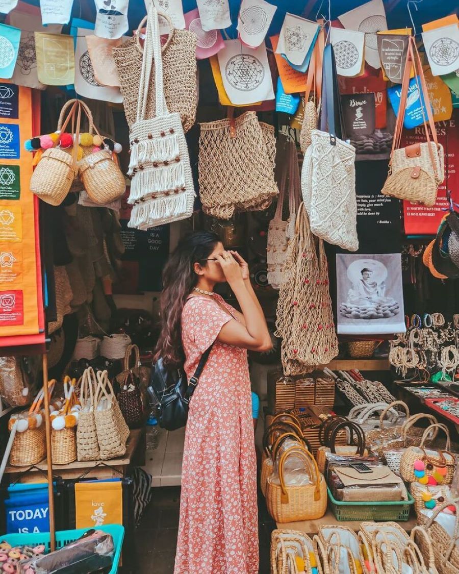 Dạo quanh khu chợ, bạn sẽ choáng ngợp trước sự đa dạng của các sản phẩm thủ công tinh xảo tại hòn đảo xinh đẹp này