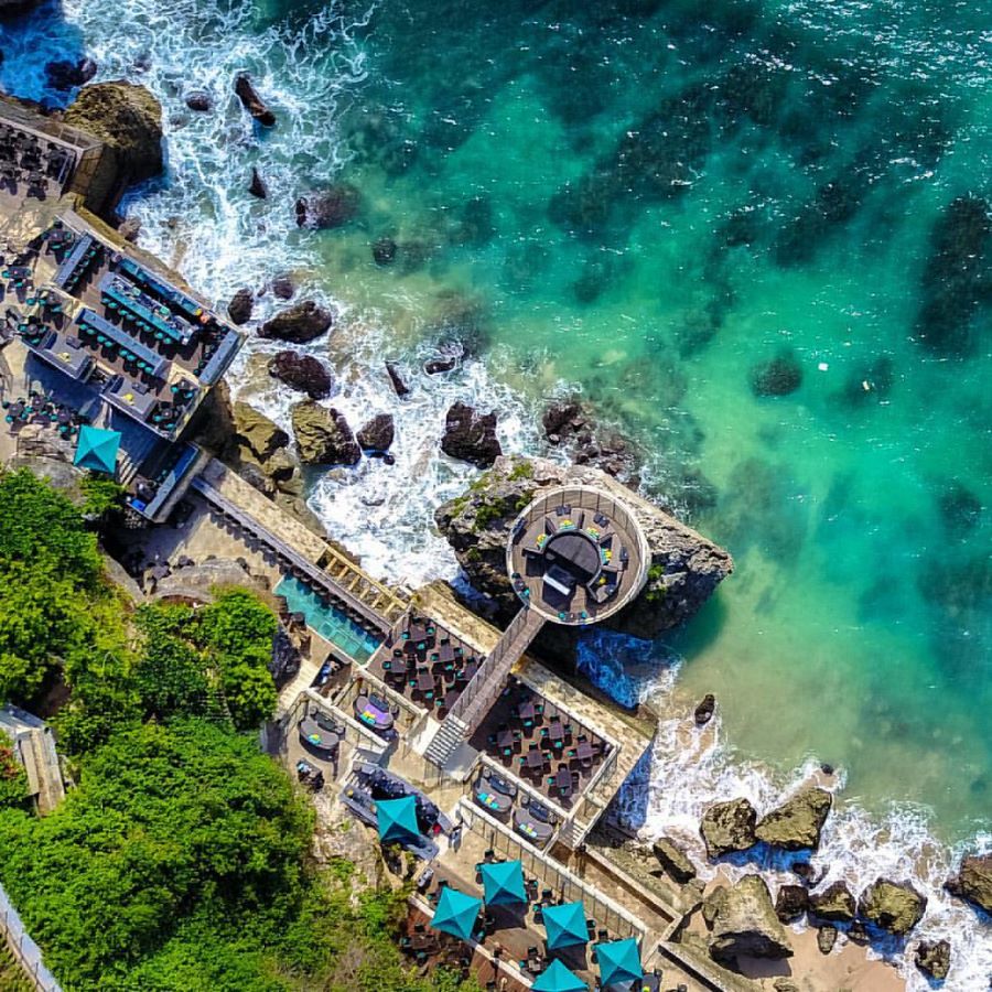 Rock Bar được thiết kế với những mái nhà lợp tranh, sàn gỗ và những chiếc ghế bành thoải mái