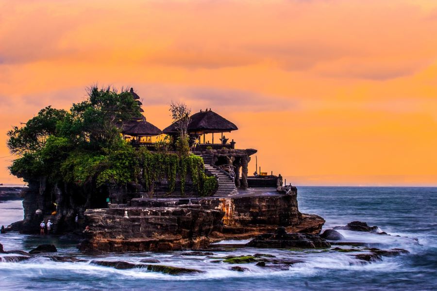 Khi mặt trời dần khuất sau đường chân trời, Đền Tanah Lot như được khoác lên mình chiếc áo choàng rực rỡ vô cùng xinh đẹp