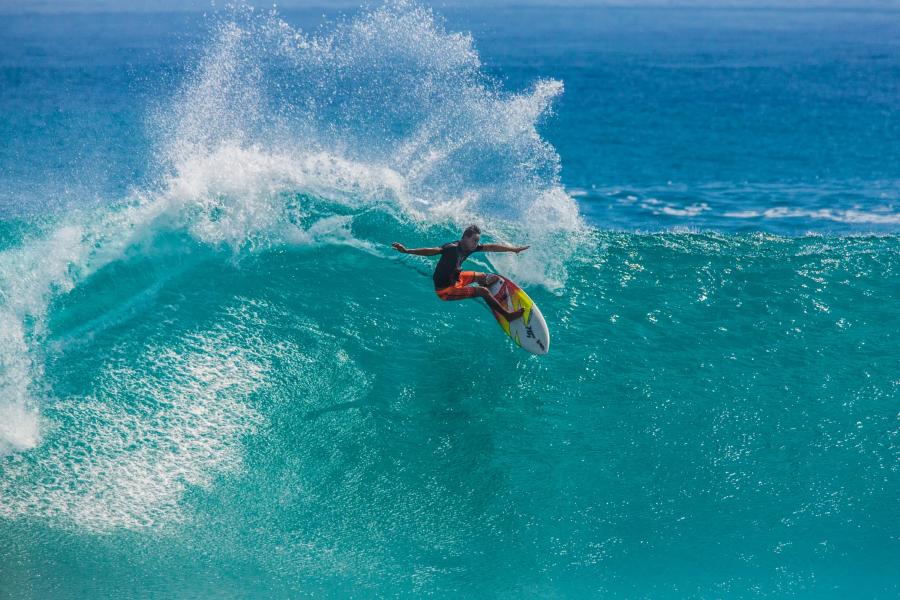 Lướt sóng không chỉ là một môn thể thao, mà còn là một cuộc chiến với chính bản thân mình
