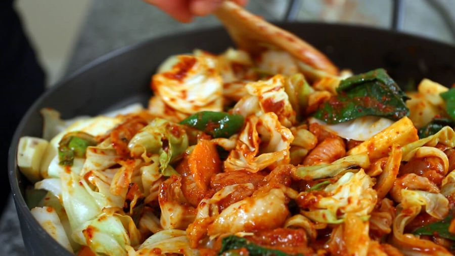 Gà rút xương xào bắp cải - món ăn phổ biến và được ưa thích tại đảo Nami