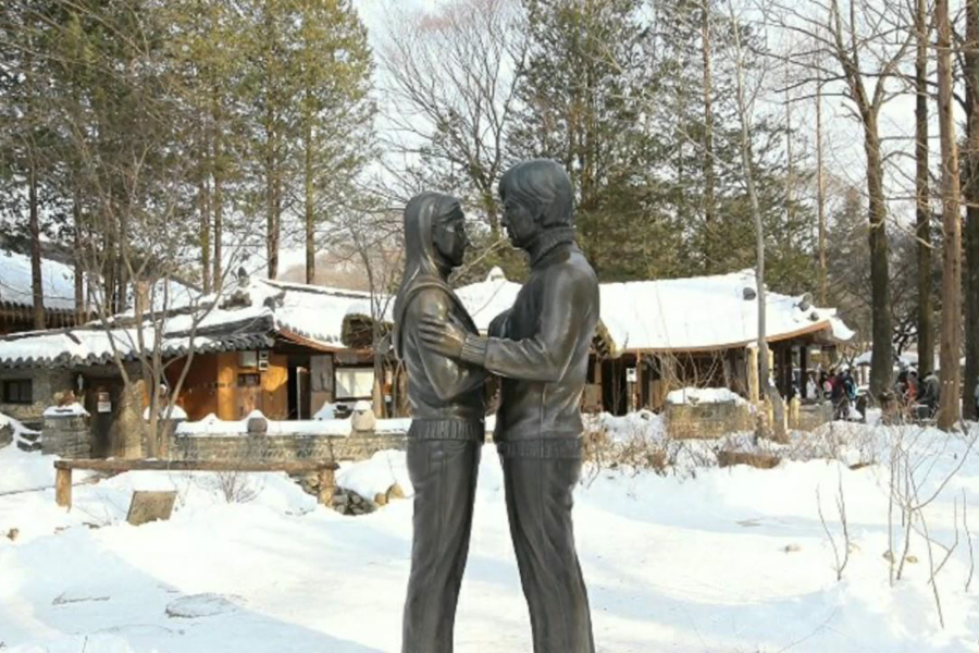 Với những tín đồ của phim Hàn Quốc thì sẽ quen thuộc với bức tượng của cặp đôi Joon-sang và Yoo-jin