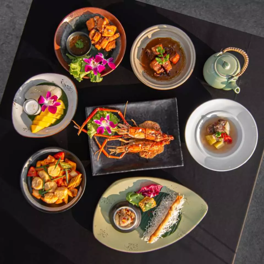 Thưởng thức ẩm thực trên du thuyền