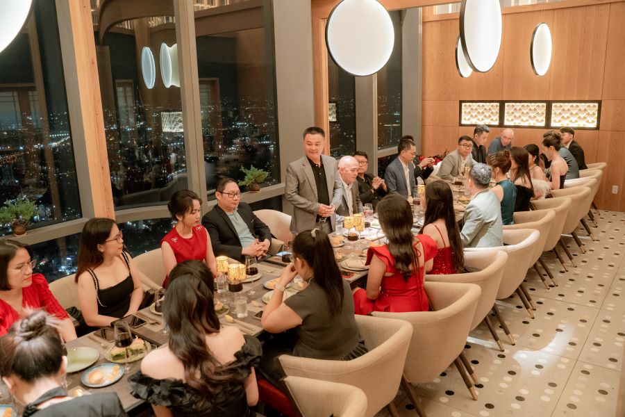 Ông Dương Bá Hưng – Tổng Giám Đốc Công Ty Top Ten Travel phát biểu khai mạc buổi tiệc