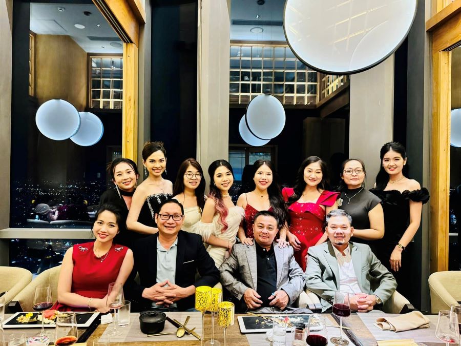 Đội ngũ Ban Lãnh Đạo của Top Ten Travel cùng chụp hình lưu niệm