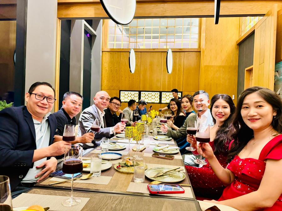 Buổi tiệc diễn ra trong không khí hân hoan và vui tươi