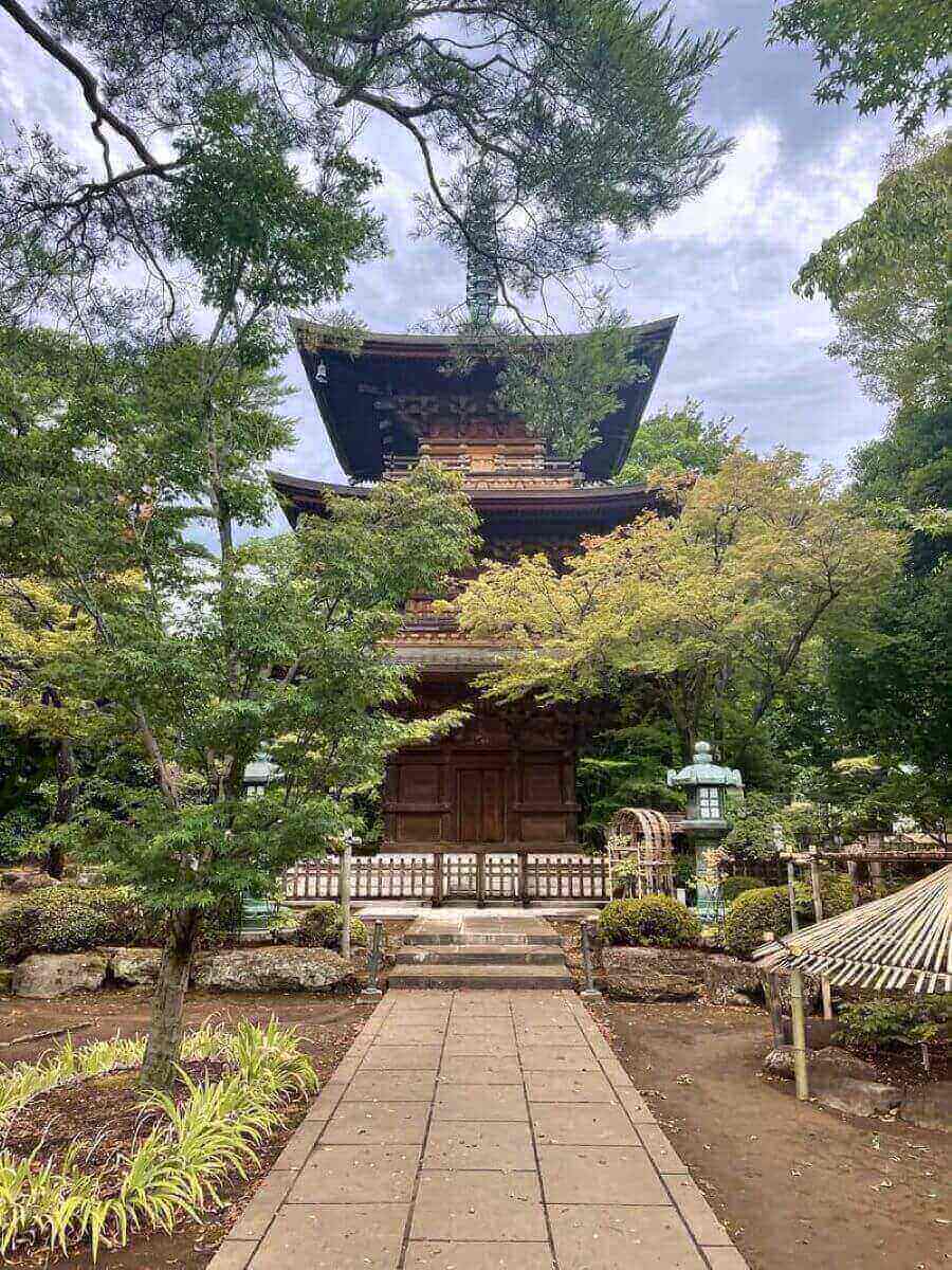 Khu phố quanh đền Gotokuji mang đến một bầu không khí yên bình, đậm chất truyền thống Nhật Bản