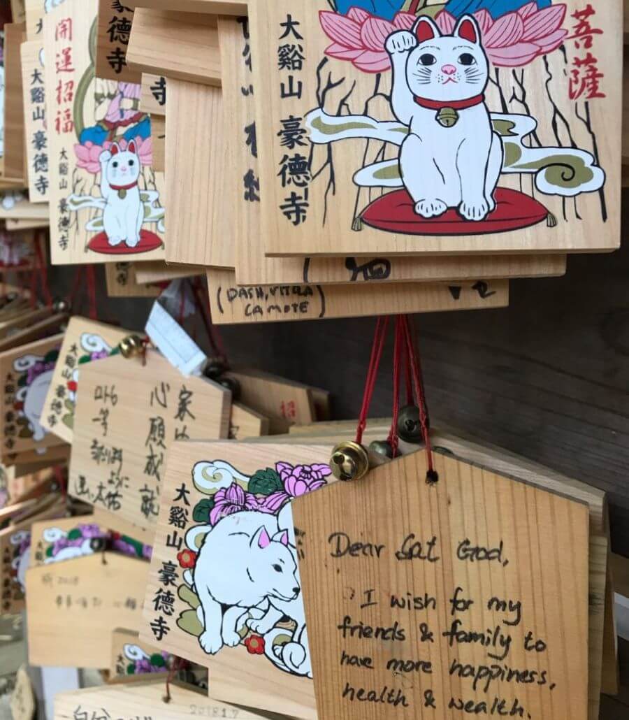 Đền Gotokuji còn là thiên đường mua sắm quà lưu niệm độc đáo với chủ đề chính là chú mèo Maneki-neko