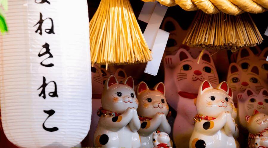Với hàng ngàn bức tượng mèo Maneki Neko, ngôi đền mang đến một không gian ấm áp, vui tươi và đầy ắp những điều may mắn