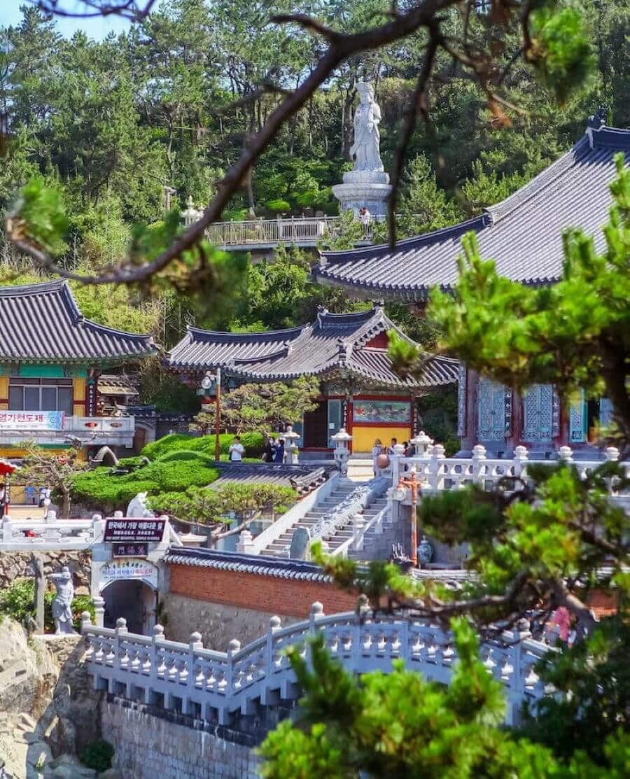 Haedong Yonggungsa được xây dựng trên những vách đá cheo leo hướng ra biển Đông, tạo nên một khung cảnh hùng vĩ và tráng lệ