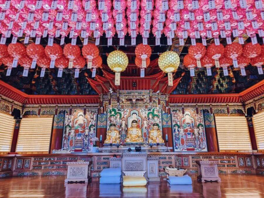 Điện chính Daeungjeon là trung tâm linh thiêng và là công trình kiến trúc nổi bật nhất trong khuôn viên đền Haedong Yonggungsa