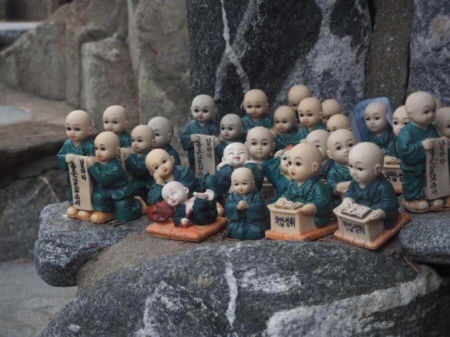 Chùa Haedong Yonggungsa là một bảo tàng sống động với những pho tượng tuyệt đẹp, mang đậm giá trị nghệ thuật và tâm linh