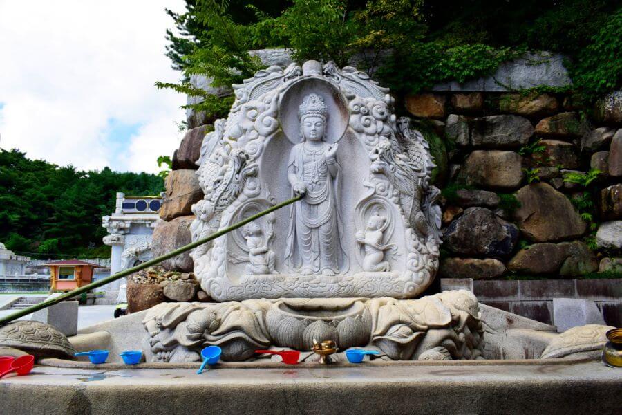 Các pho tượng được đặt ở nhiều vị trí khác nhau trong khuôn viên chùa, mỗi pho tượng mang một ý nghĩa và câu chuyện riêng