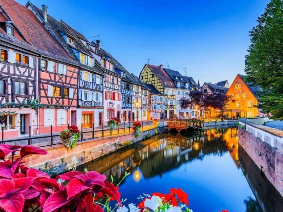 Đẹp mê mẩn những ngôi làng sắc màu đẹp nhất châu Âu