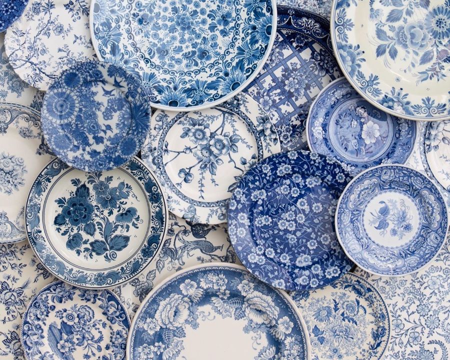 Đồ gốm Delft hầu hết đều sử dụng màu trắng và xanh để làm tông màu chủ đạo