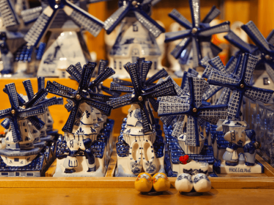 Cối xay gió cũng là một trong những món quà lưu niệm đặc biệt mà bạn không nên bỏ lỡ