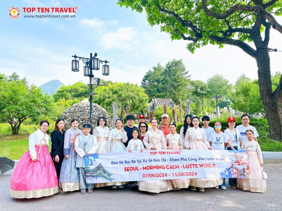 Đoàn khách Top Ten Travel trong tour tham quan và khám phá Hàn Quốc