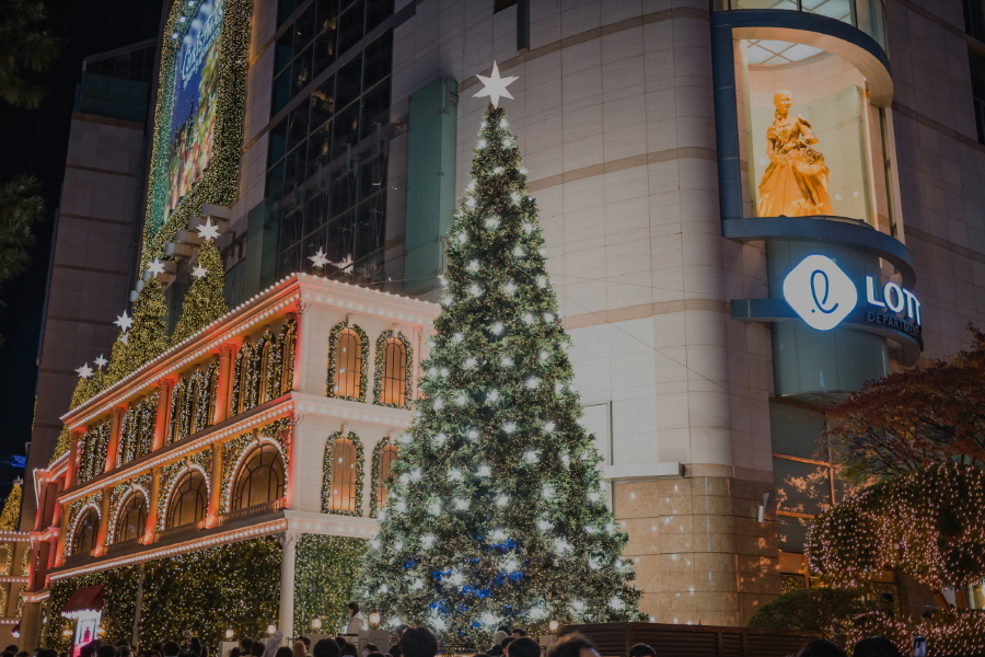 Những cây thông Noel được trang hoàng lộng lẫy cùng hàng triệu đèn led nhấp nháy đủ màu sắc tại Myeongdong