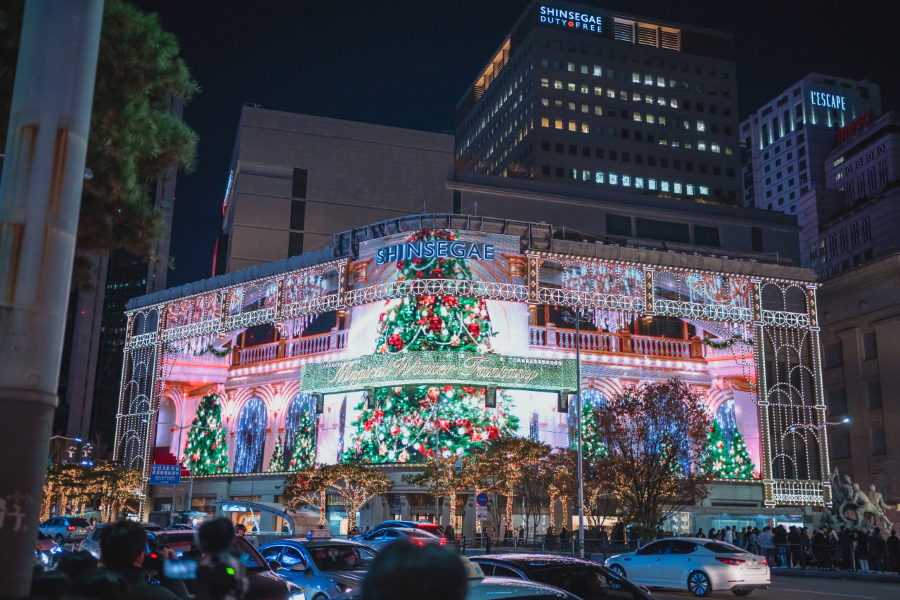 Myeongdong, con phố sầm uất bậc nhất Seoul, trở nên lung linh hơn bao giờ hết khi mùa Giáng sinh về