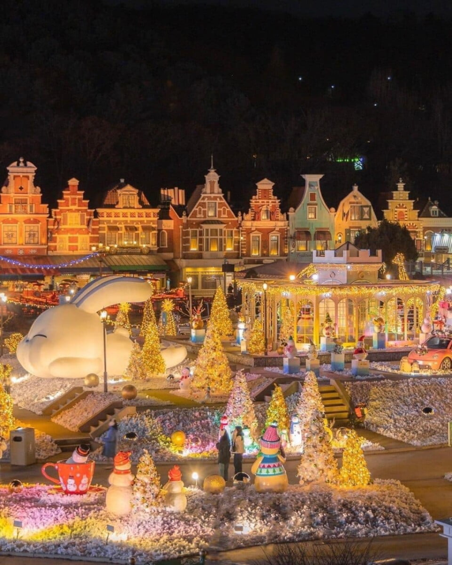 Đến Everland mùa Noel, bạn sẽ những bức ảnh đẹp lung linh bên cạnh các biểu tượng Giáng sinh nổi tiếng