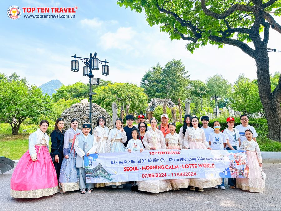 Đoàn khách Top Ten Travel trong tour tham quan và khám phá Hàn Quốc 