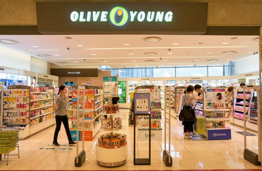 Các bạn có thể mua sắm các sản phẩm mỹ phẩm Hàn Quốc tại cửa hàng Olive & Young