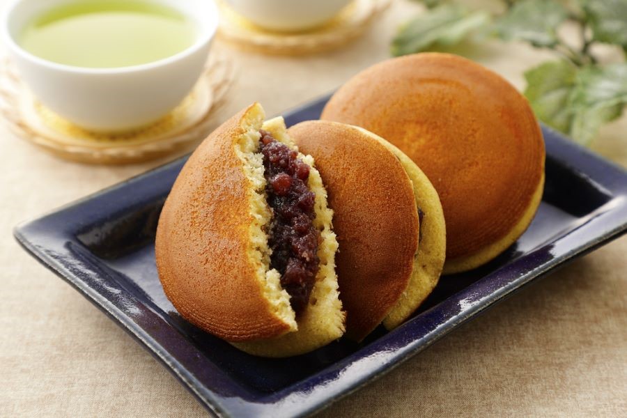 Dorayaki truyền thống của Nhật Bản thường sẽ có nhân đậu đỏ nghiền ngọt ngào