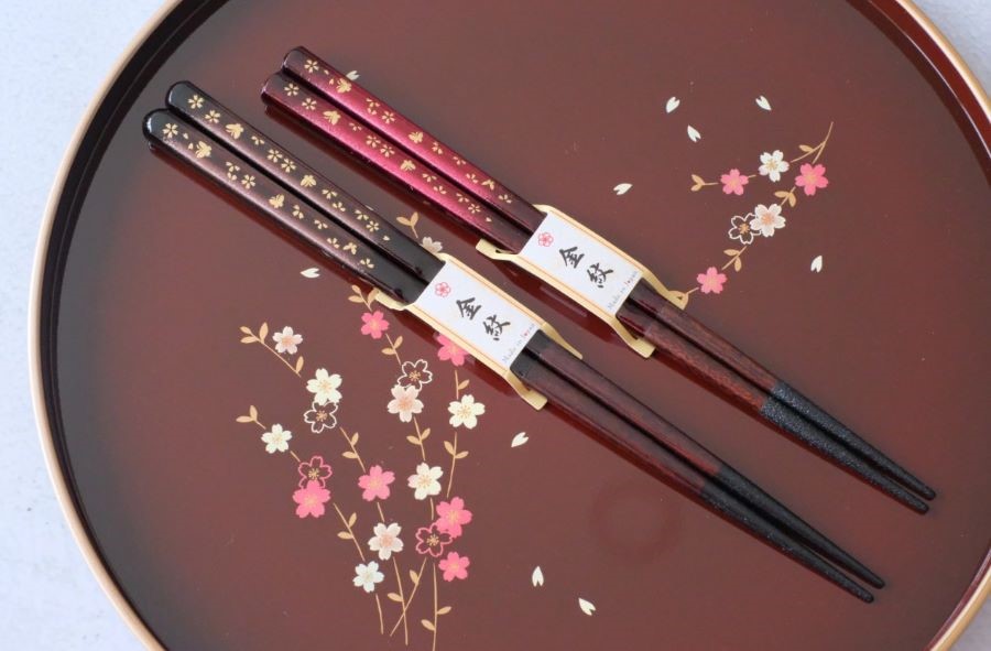 Người Nhật cho rằng đôi đũa là cầu nối gắn kết tình cảm giữa người tặng và người nhận