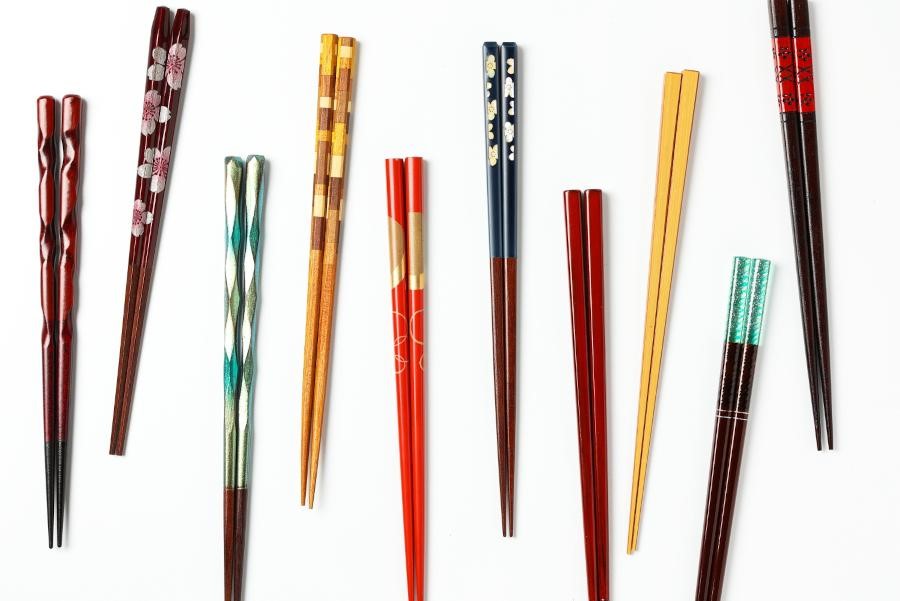 Những đôi đũa tại Nhật được thiết kế hoa văn, màu sắc vô cùng đặc sắc