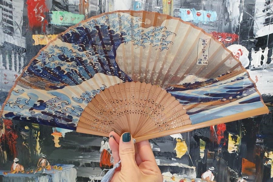 Sensu là một loại quạt gấp truyền thống của Nhật Bản