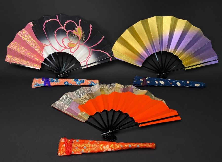 Tại Nhật, có rất nhiều loại Sensu với màu sắc và hoa văn thiết kế khác nhau