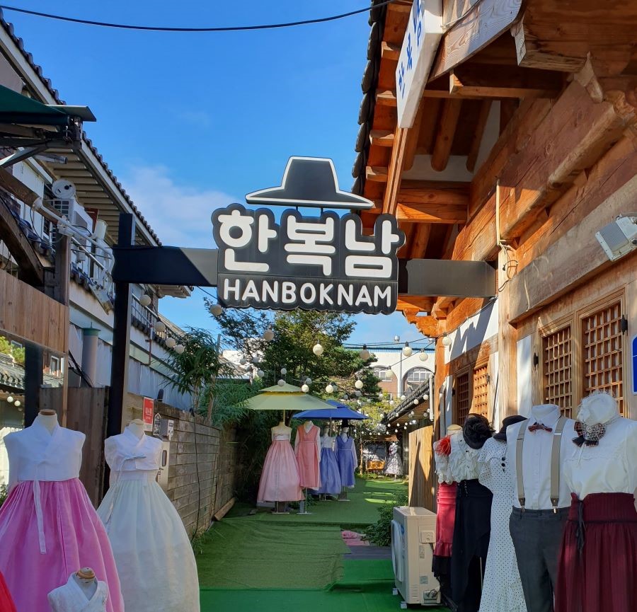 Khuôn viên cửa hàng được trang trí bắt mắt