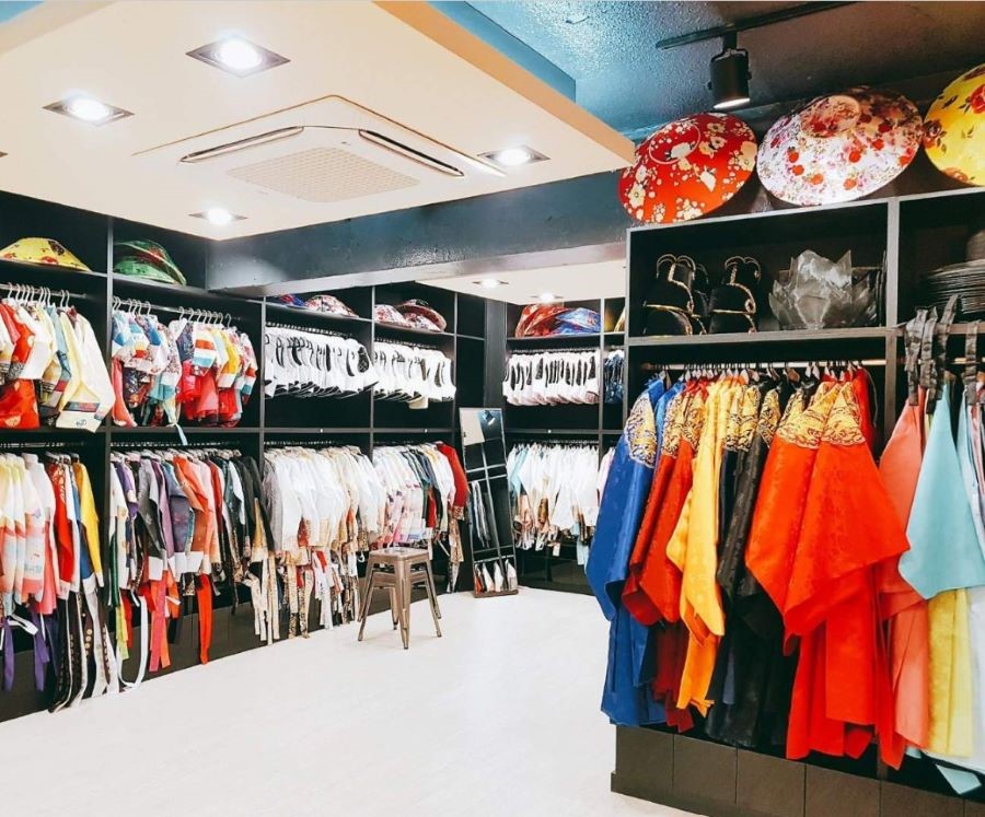 Seohwa Hanbok còn có dịch vụ thắt tóc miễn phí cho khách hàng nếu có nhu cầu