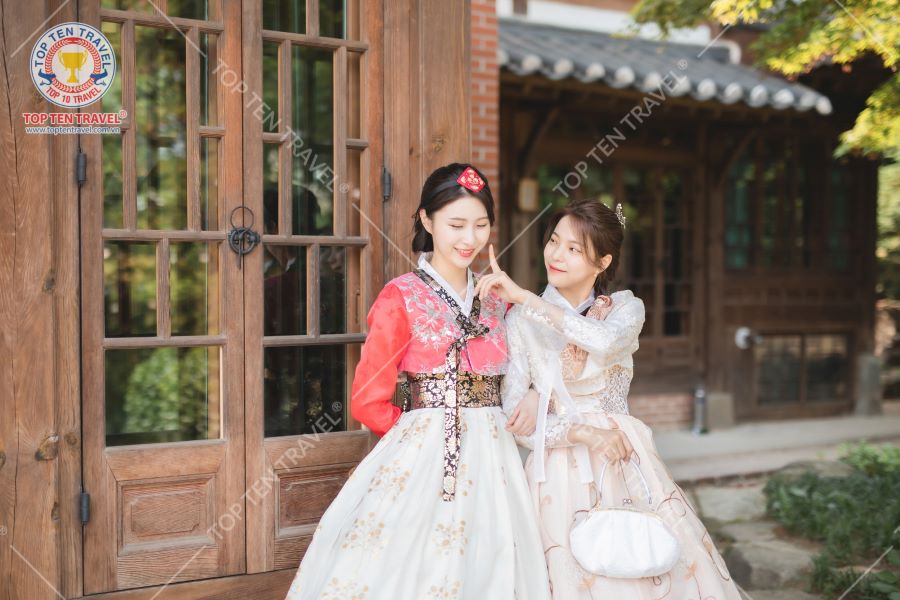 Những bức hình xinh xắn của khách du lịch mặc Hanbok Hàn Quốc