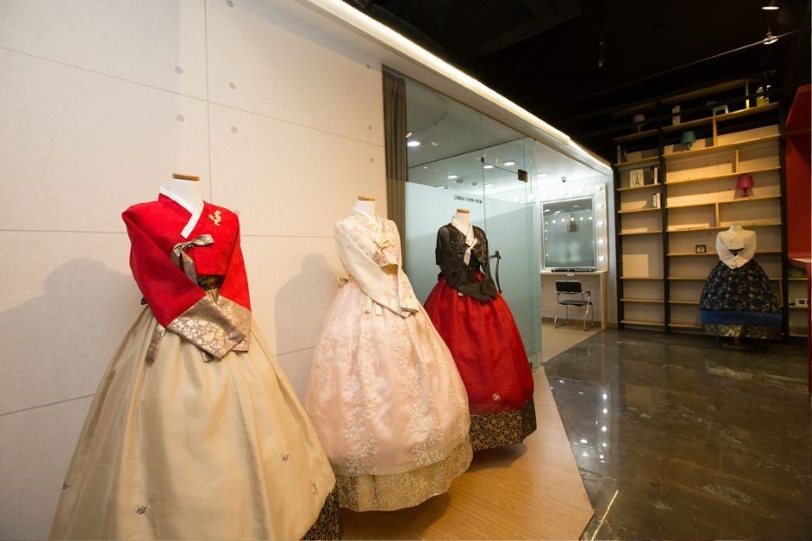 Hanboknam Changdeokgung sở hữu hơn 500 bộ hanbok với nhiều kiểu dáng khác nhau