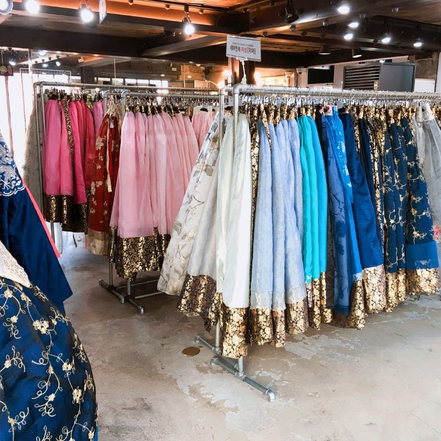 Hanboknam Changdeokgung sở hữu hơn 500 bộ hanbok với nhiều kiểu dáng khác nhau