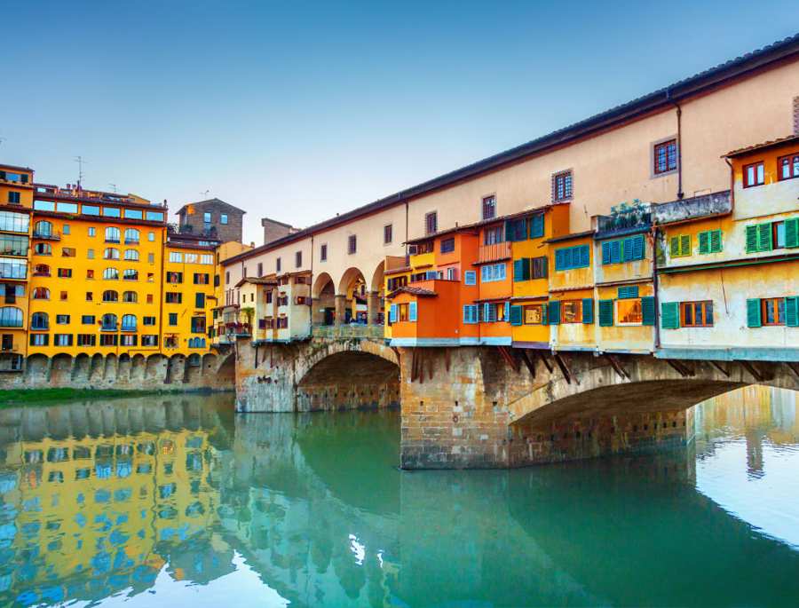 Ponte Vecchio sở hữu kiến trúc cổ với màu sắc vô cùng rực rỡ