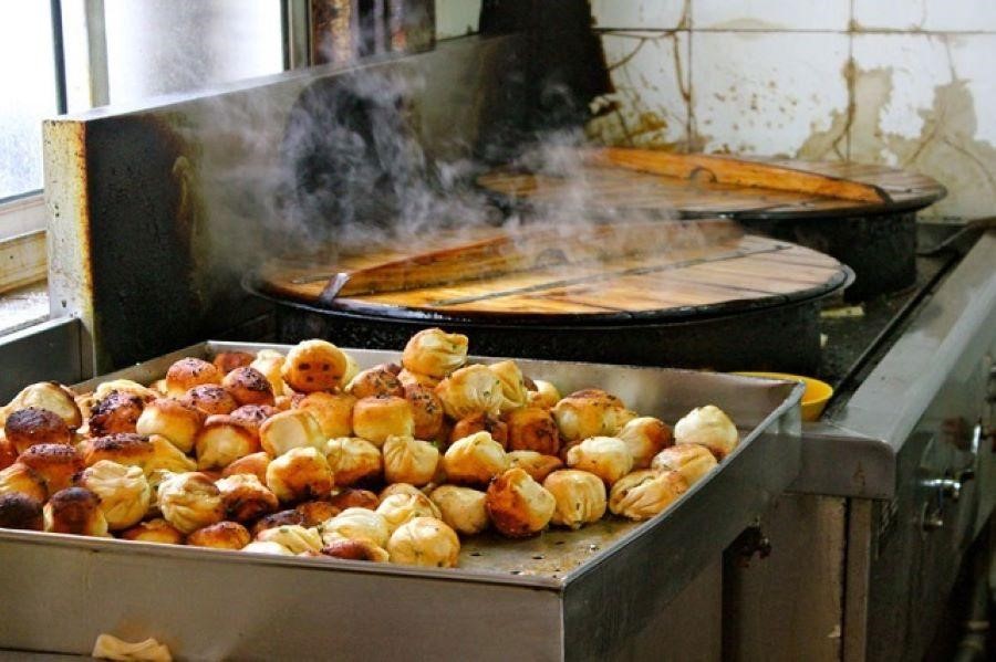 Thưởng thức những chiếc bánh nóng giữa tiết trời lạnh giá là điều vô cùng tuyệt vời