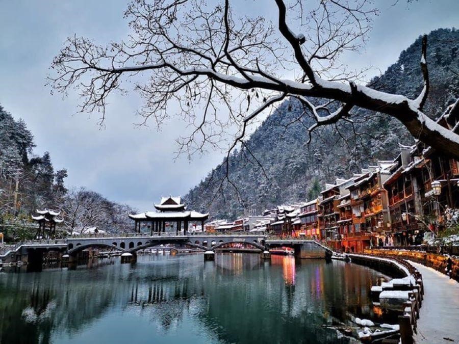 Vẻ đẹp ấn tượng của Phượng Hoàng Cổ Trấn vào mùa đông