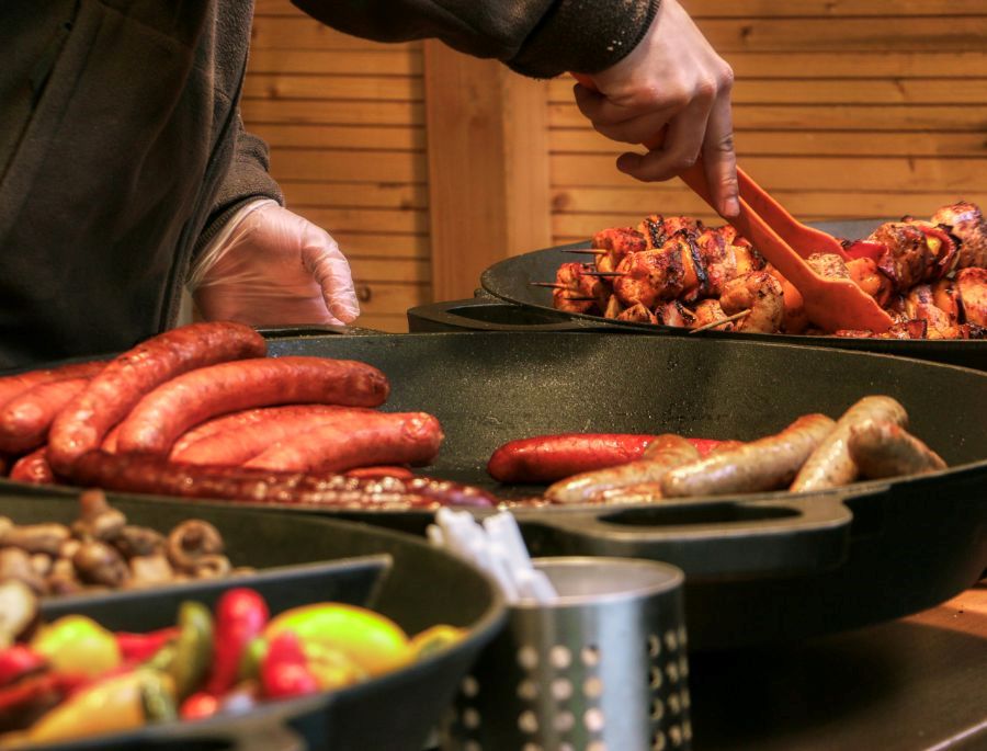 Các món ăn truyền thống của nước Úc cũng được bày bán rộng rãi tại khu vực chợ