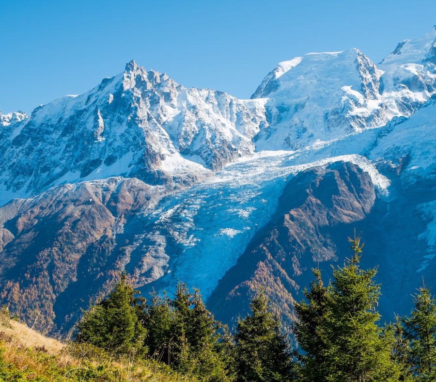 Ngọn núi Mont Blanc được bao phủ bởi tuyết trắng quanh năm