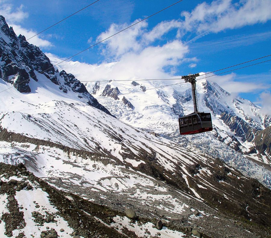 Du khách có thể lựa chọn khám phá đỉnh núi bằng cách đi cáp treo từ khu vực chân núi