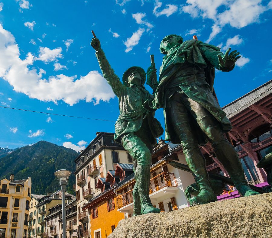 Hình ảnh đài tưởng niệm Jacques Balmat tại thị trấn Chamonix