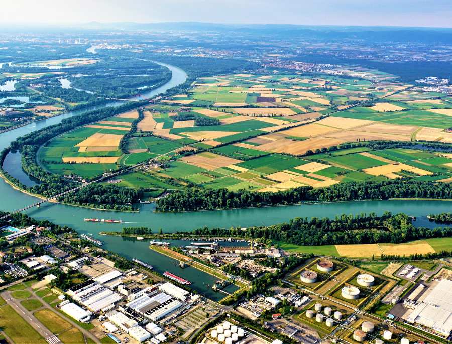 Du khách có thể lựa chọn đi thuyền trên sông Shine để ngắm nhìn phong cảnh tuyệt đẹp xung quanh bờ