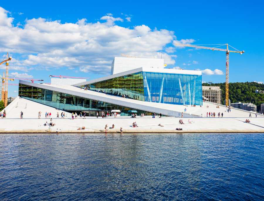 Nhà hát Opera Oslo có hình dáng độc đáo tựa như một tảng băng trôi khổng lồ đang nhô lên khỏi mặt nước